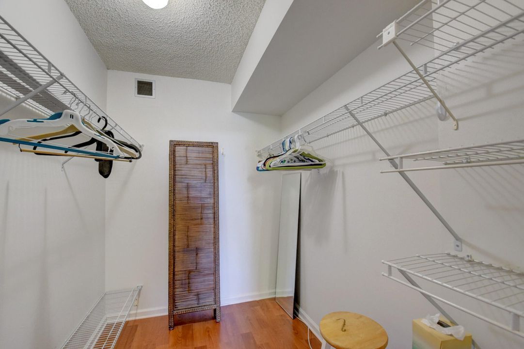 Active With Contract: $1,900 (2 beds, 2 baths, 963 Square Feet)