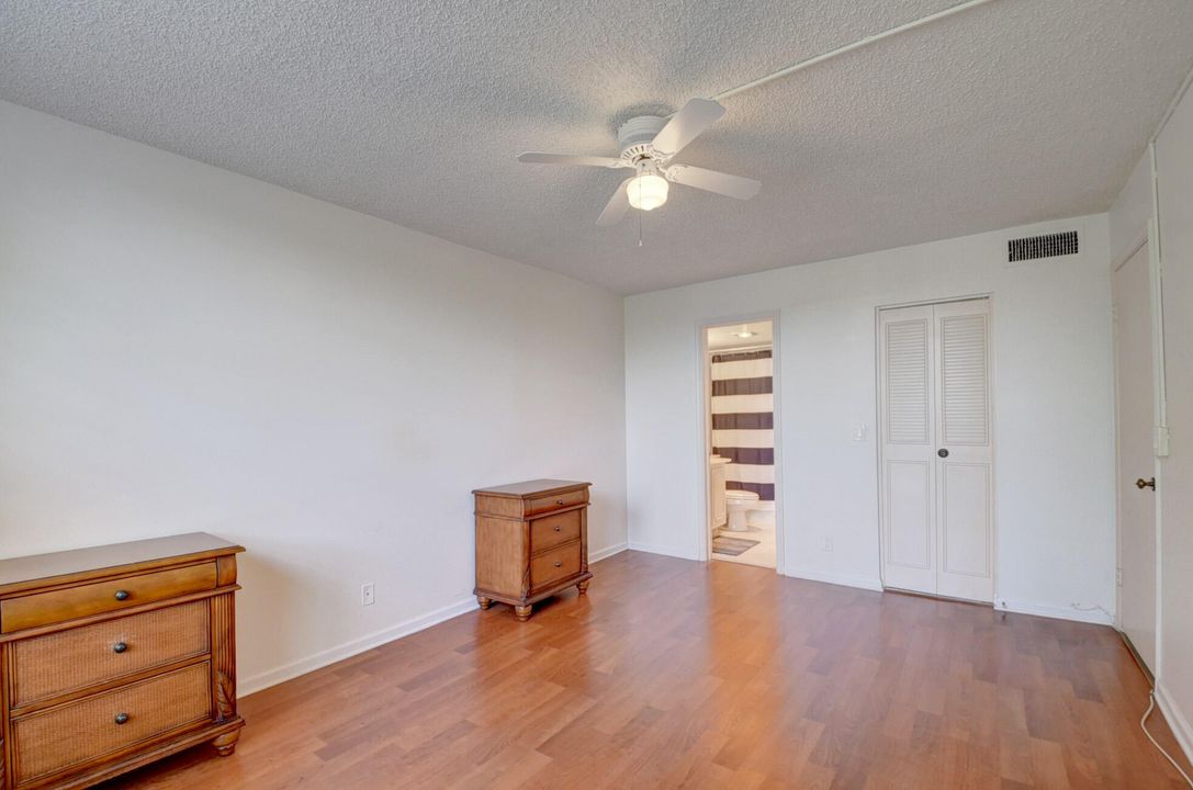 Active With Contract: $1,900 (2 beds, 2 baths, 963 Square Feet)