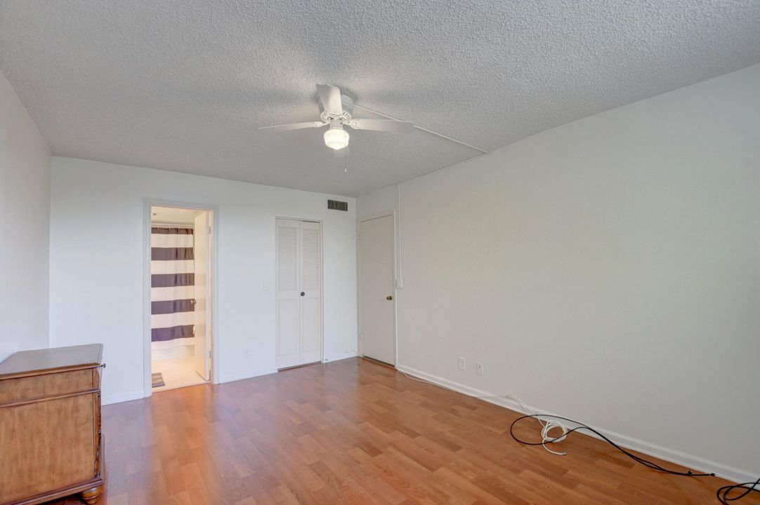 Active With Contract: $1,900 (2 beds, 2 baths, 963 Square Feet)