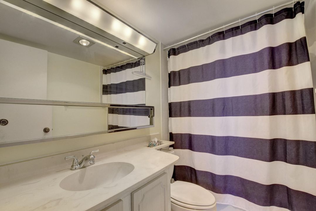 Active With Contract: $1,900 (2 beds, 2 baths, 963 Square Feet)