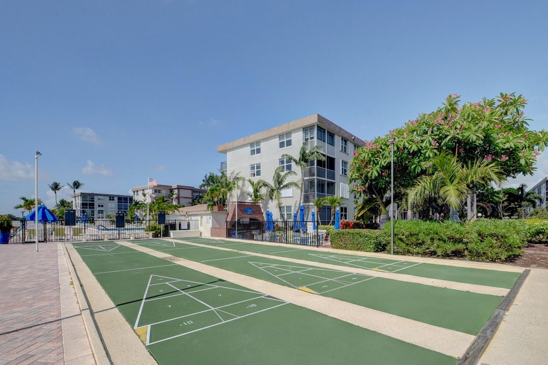 Active With Contract: $1,900 (2 beds, 2 baths, 963 Square Feet)