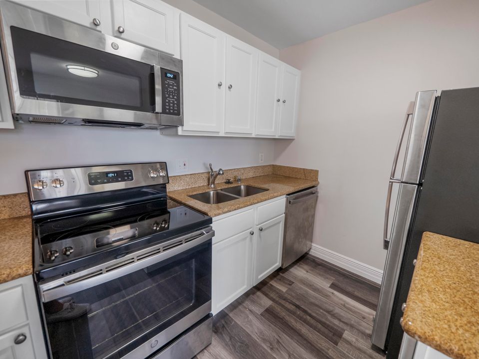 Active With Contract: $1,800 (2 beds, 1 baths, 704 Square Feet)