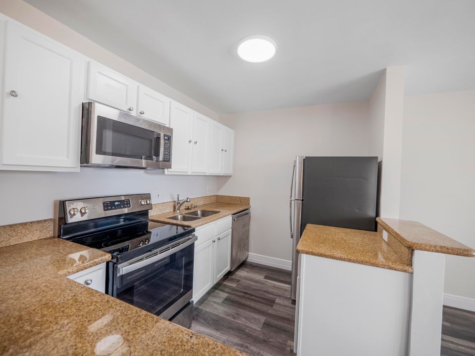 Active With Contract: $1,800 (2 beds, 1 baths, 704 Square Feet)