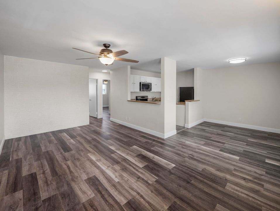 Active With Contract: $1,800 (2 beds, 1 baths, 704 Square Feet)