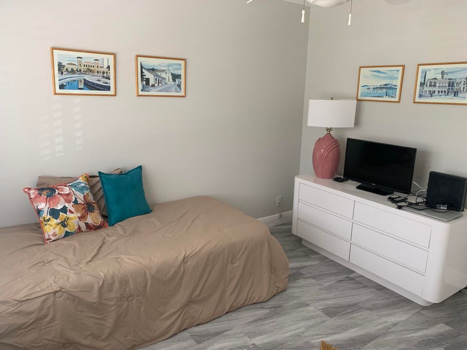 Active With Contract: $15,000 (2 beds, 2 baths, 1080 Square Feet)