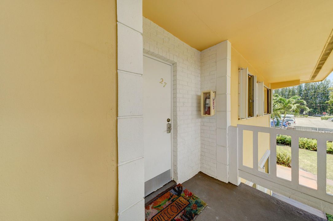 Active With Contract: $1,800 (2 beds, 1 baths, 840 Square Feet)