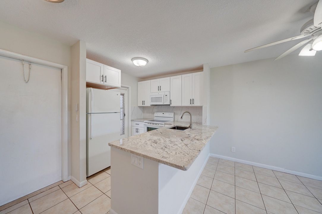 Active With Contract: $1,800 (2 beds, 1 baths, 840 Square Feet)