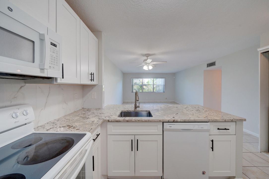 Active With Contract: $1,800 (2 beds, 1 baths, 840 Square Feet)