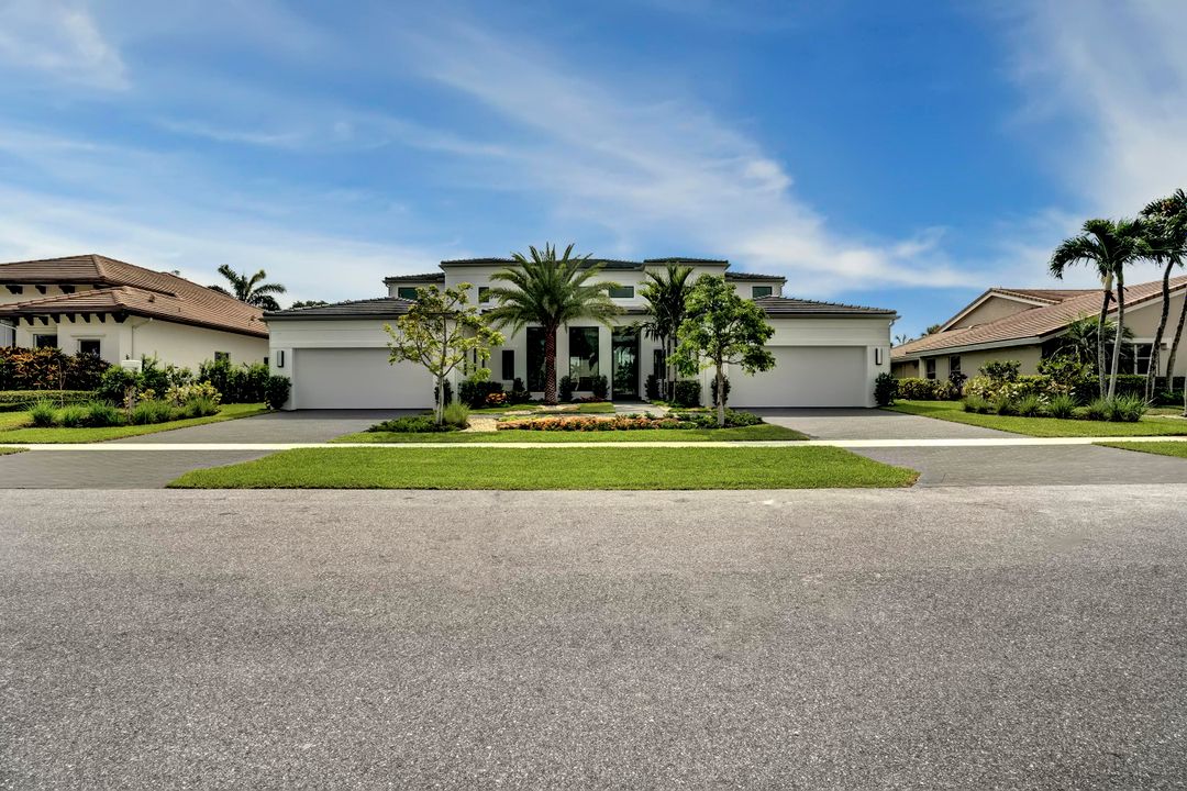 Recently Sold: $4,500,000 (5 beds, 6 baths, 6037 Square Feet)