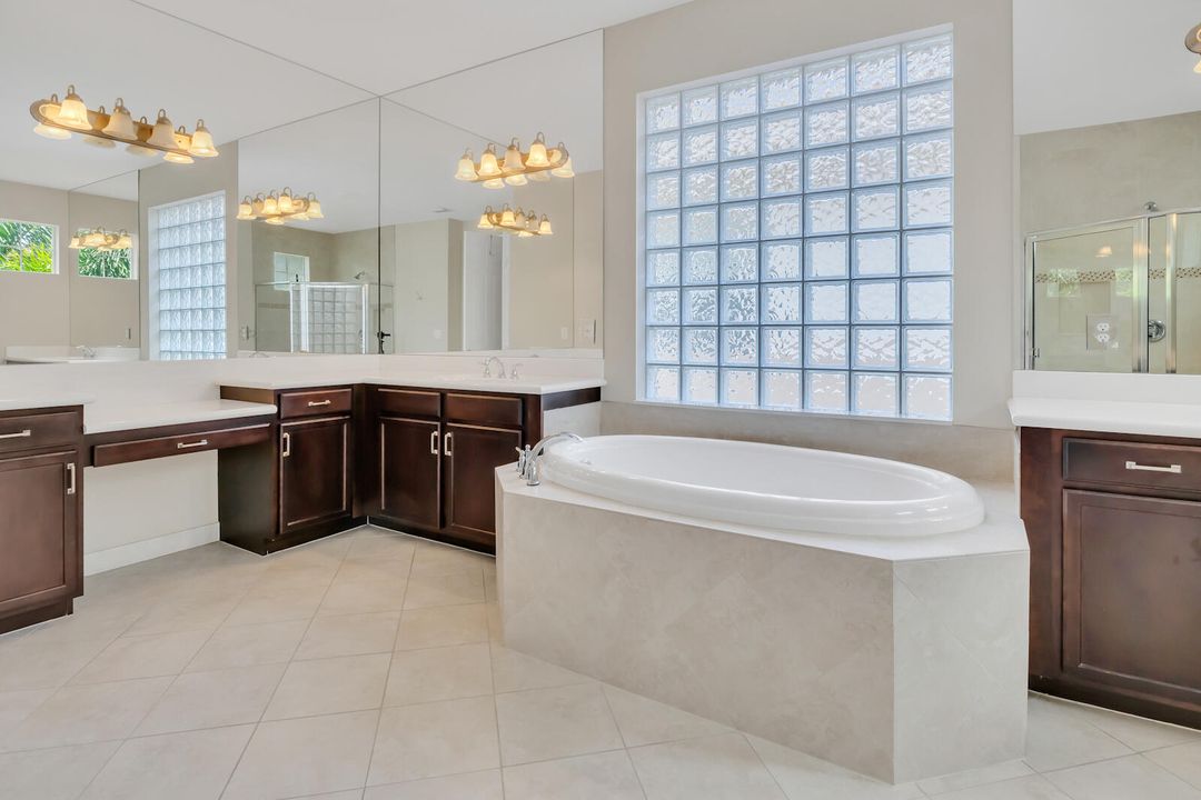 Недавно продано: $995,000 (6 спален, 5 ванн, 3976 Квадратных фут)