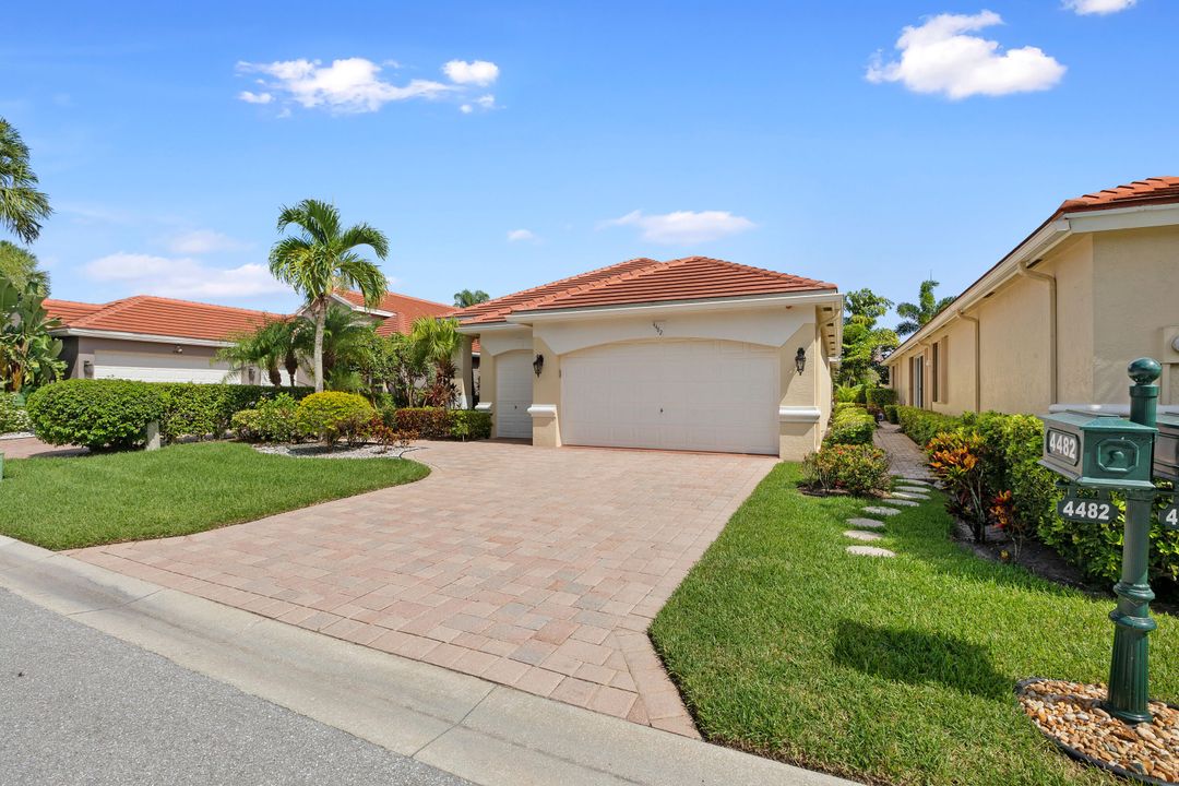 Recently Sold: $689,000 (3 beds, 3 baths, 2631 Square Feet)
