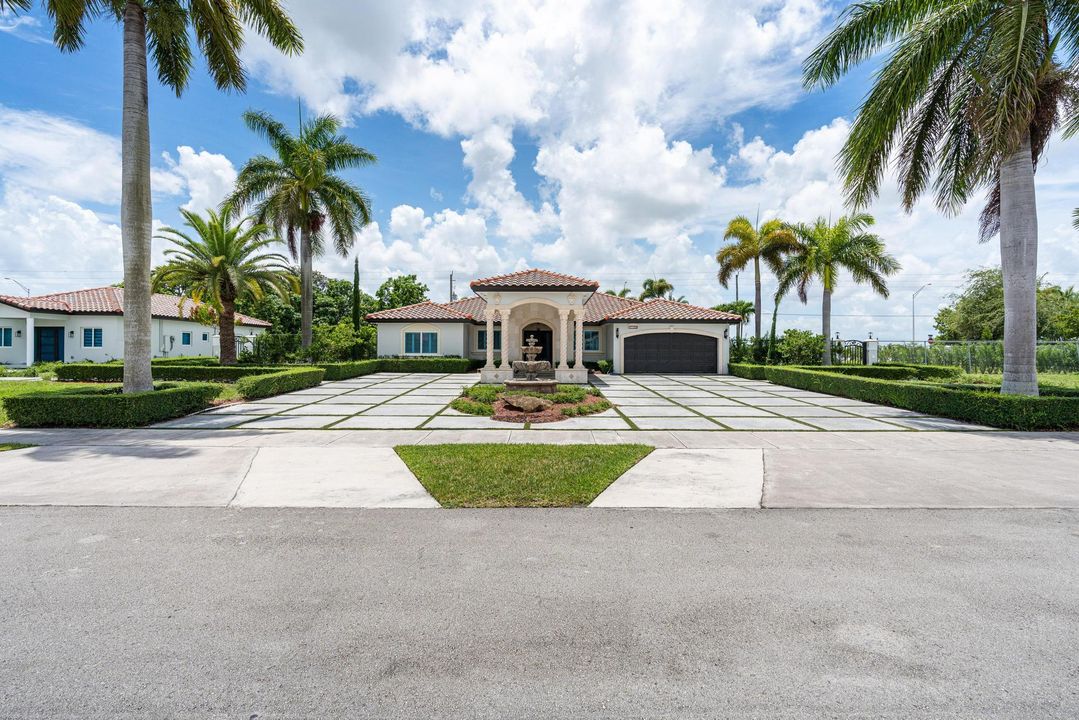 Recently Sold: $2,800,000 (6 beds, 7 baths, 5326 Square Feet)