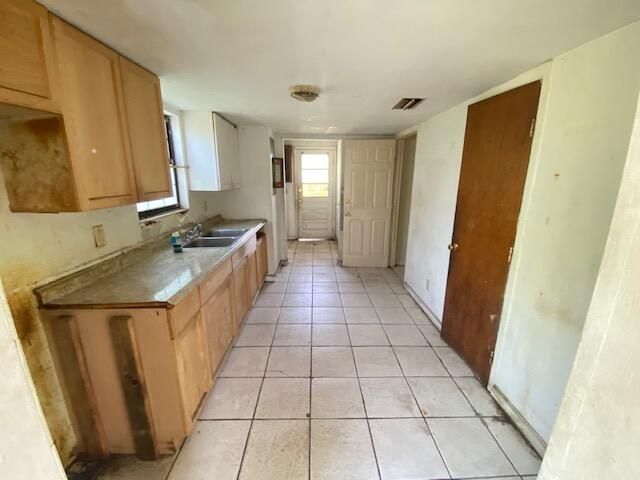 Recently Sold: $114,400 (4 beds, 2 baths, 1608 Square Feet)