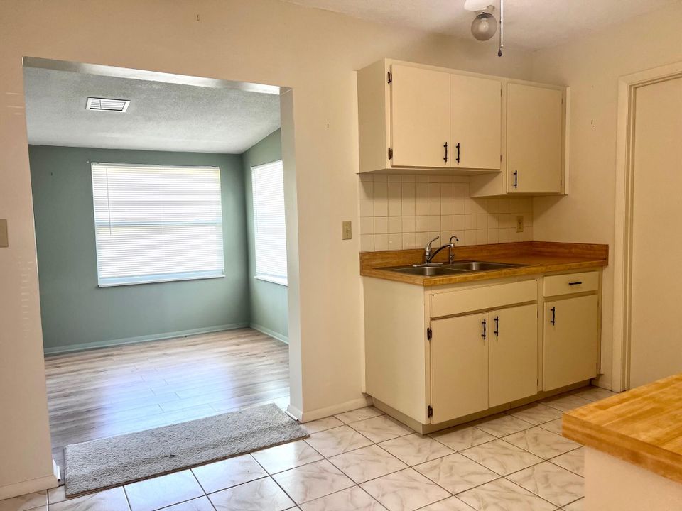 Recently Sold: $155,000 (2 beds, 1 baths, 1064 Square Feet)