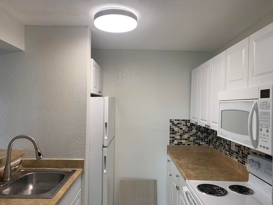 Recently Rented: $2,000 (2 beds, 2 baths, 921 Square Feet)
