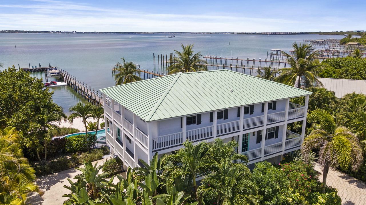 Recently Sold: $2,850,000 (5 beds, 3 baths, 2592 Square Feet)