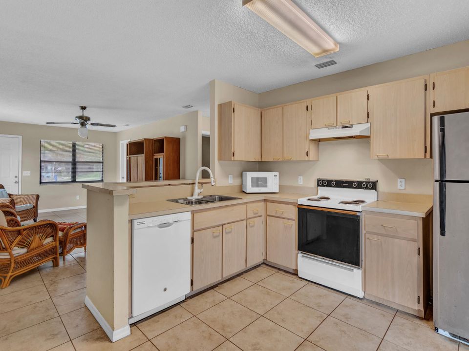 Recently Sold: $200,000 (2 beds, 2 baths, 984 Square Feet)