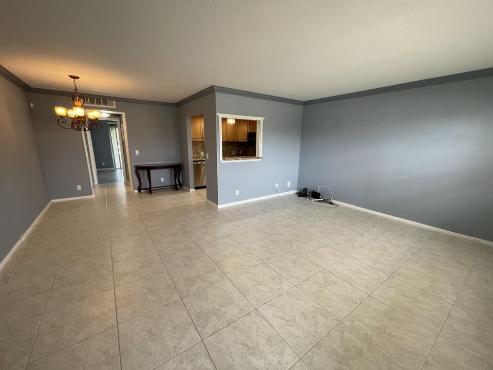 Active With Contract: $1,500 (1 beds, 1 baths, 715 Square Feet)