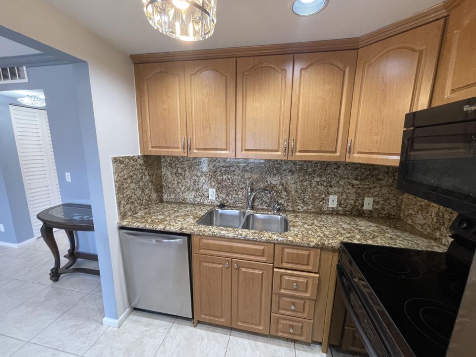 Active With Contract: $1,500 (1 beds, 1 baths, 715 Square Feet)