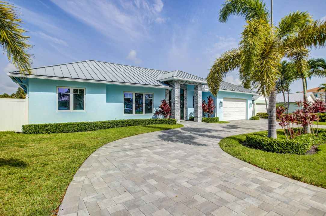 Recently Sold: $1,999,000 (3 beds, 3 baths, 1958 Square Feet)