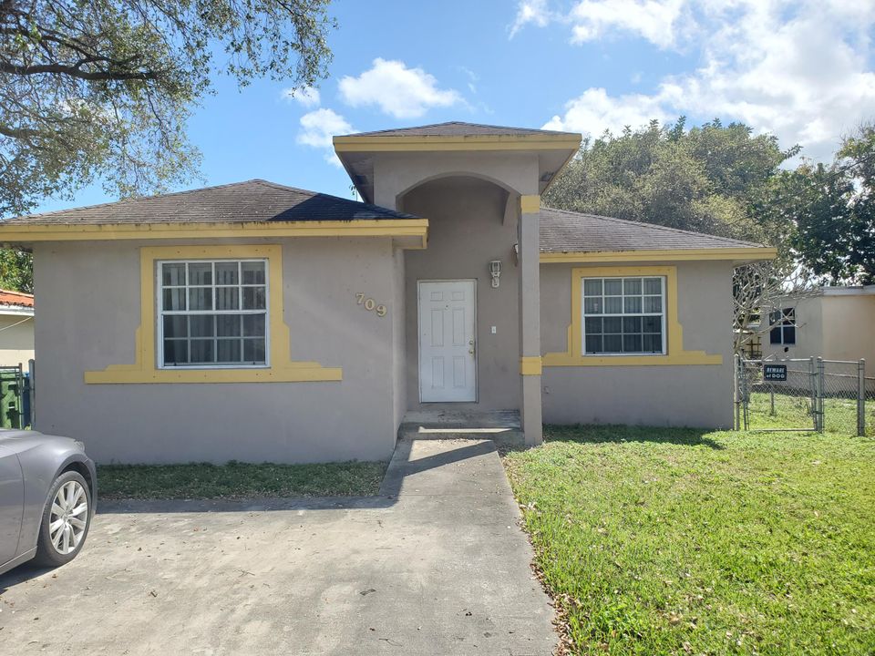 Recently Sold: $300,000 (3 beds, 2 baths, 1504 Square Feet)