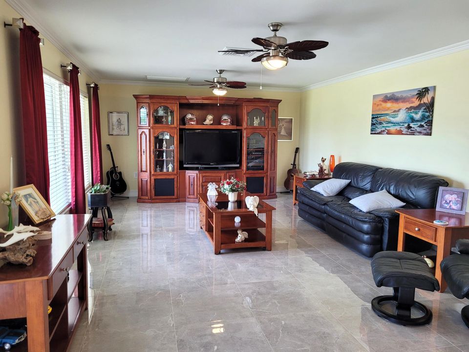 Recently Sold: $750,000 (3 beds, 2 baths, 1900 Square Feet)