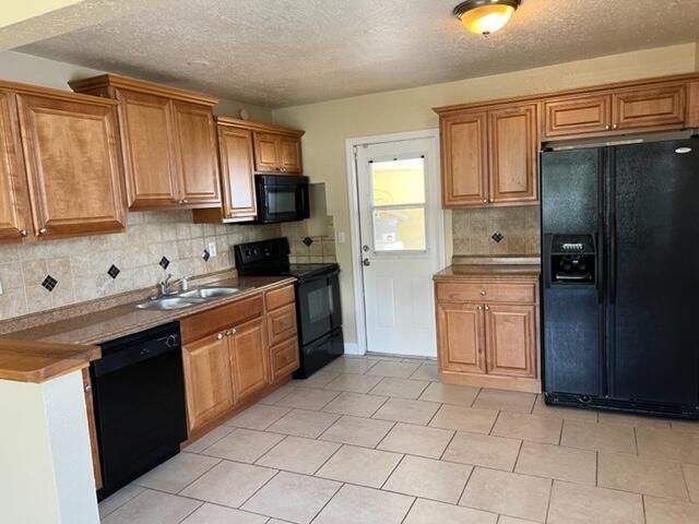 Recently Rented: $2,500 (3 beds, 1 baths, 936 Square Feet)