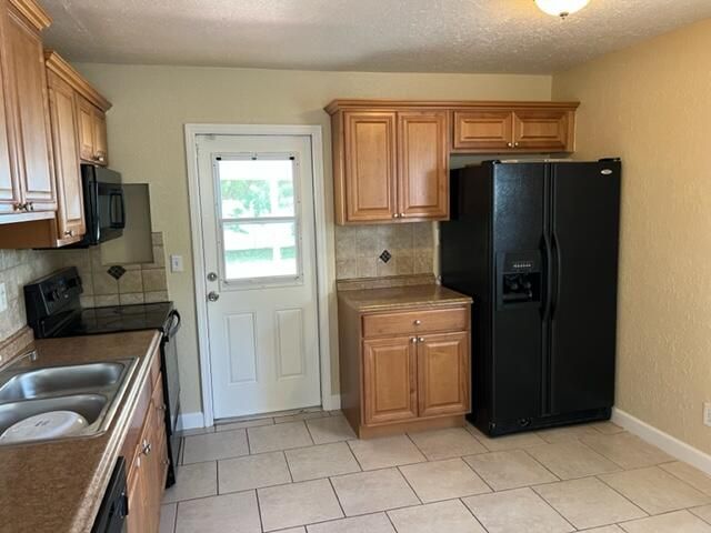 Recently Rented: $2,500 (3 beds, 1 baths, 936 Square Feet)