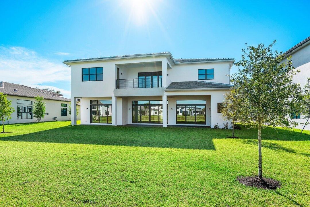 Vendido Recientemente: $3,499,000 (5 camas, 6 baños, 5879 Pies cuadrados)