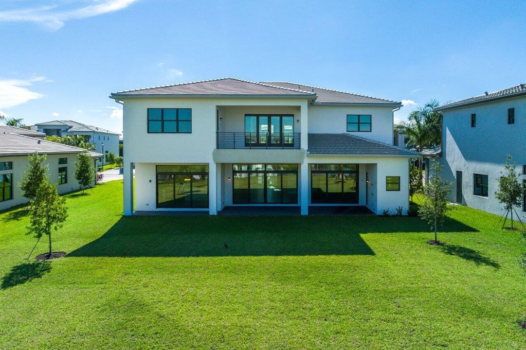 Vendido Recientemente: $3,499,000 (5 camas, 6 baños, 5879 Pies cuadrados)