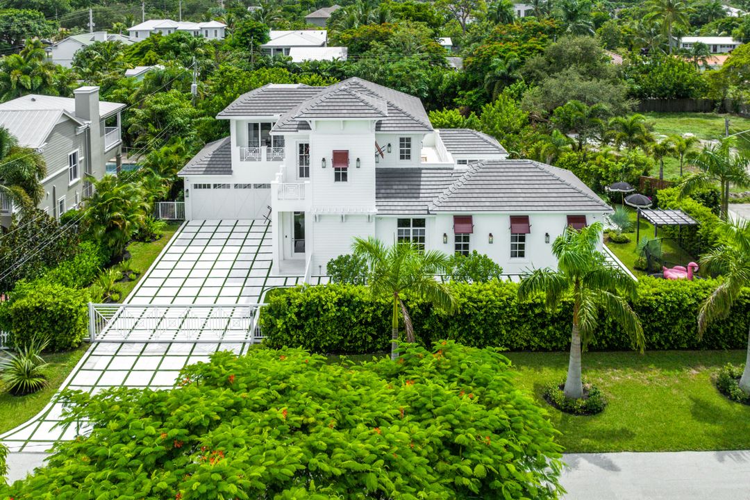 Recently Sold: $2,800,000 (5 beds, 4 baths, 3708 Square Feet)