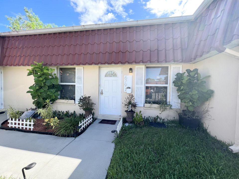 Recently Sold: $195,000 (2 beds, 2 baths, 839 Square Feet)
