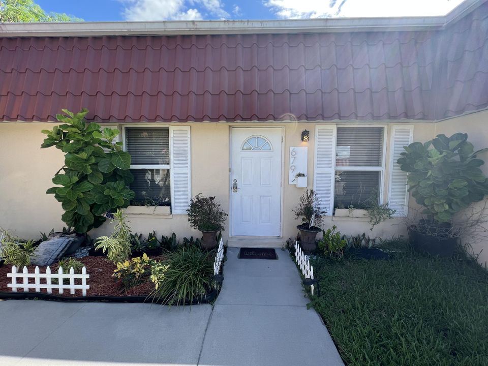 Recently Sold: $195,000 (2 beds, 2 baths, 839 Square Feet)