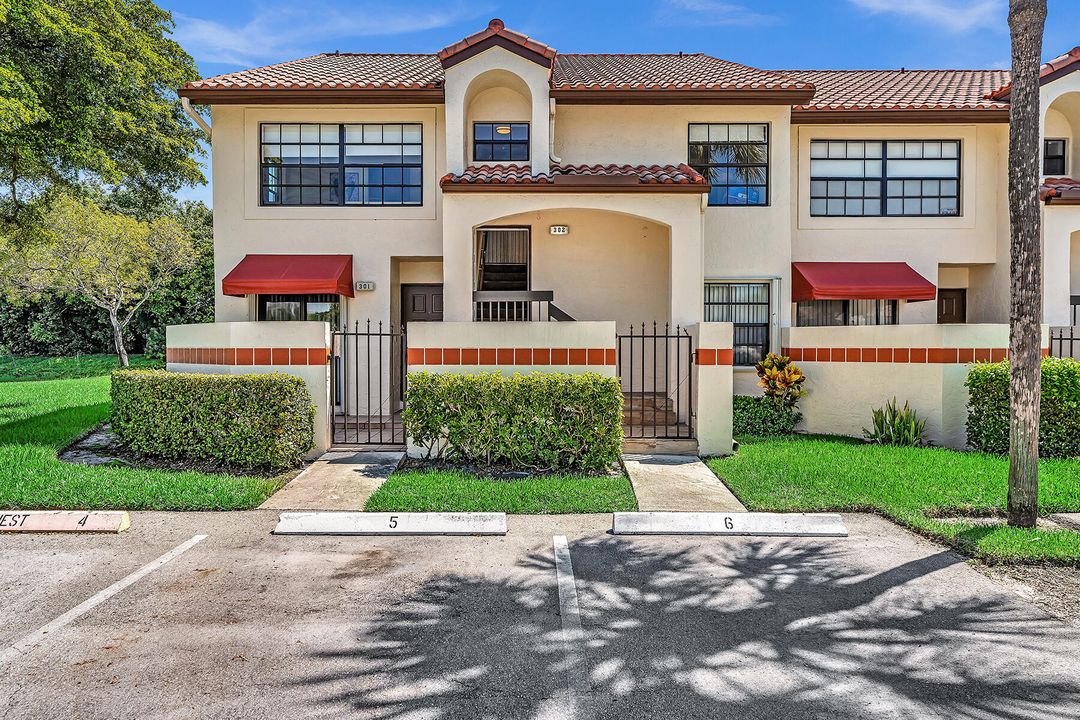 最近售出: $328,000 (3 贝兹, 2 浴室, 1300 平方英尺)