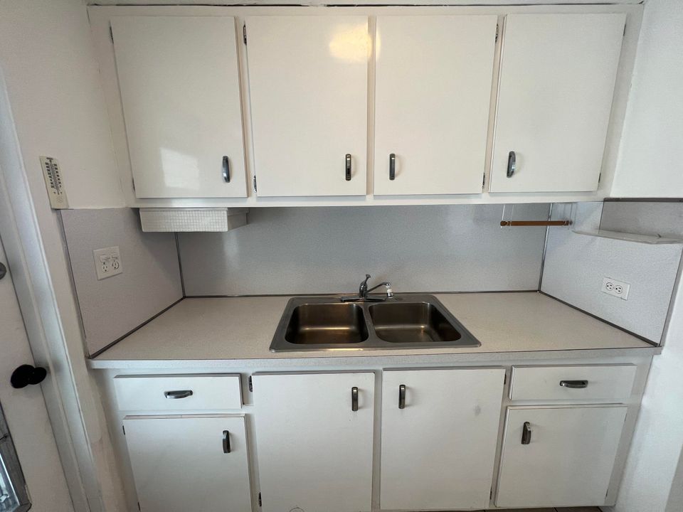 Recently Rented: $2,500 (2 beds, 1 baths, 1000 Square Feet)