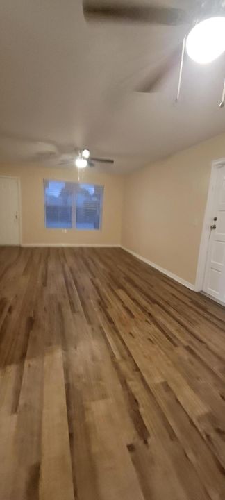 Recently Rented: $2,200 (3 beds, 1 baths, 984 Square Feet)
