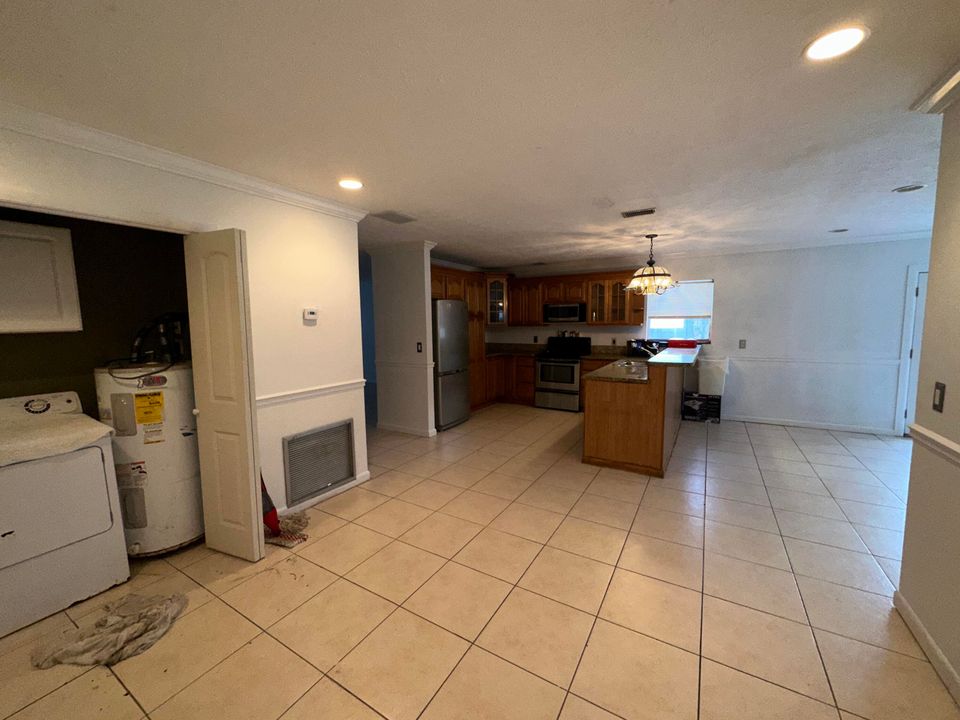 Active With Contract: $3,000 (3 beds, 1 baths, 1586 Square Feet)