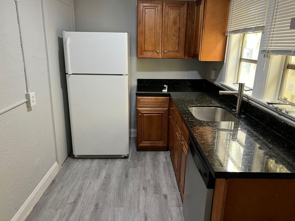 合同活跃: $1,650 (1 贝兹, 1 浴室, 675 平方英尺)