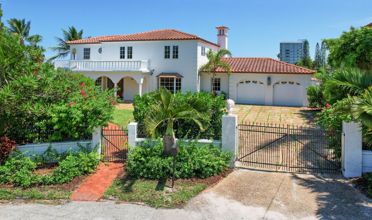 Recently Sold: $3,000,000 (4 beds, 2 baths, 2796 Square Feet)