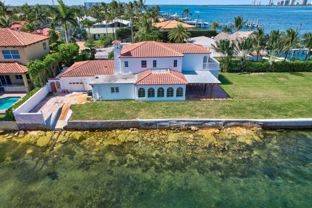 Recently Sold: $3,000,000 (4 beds, 2 baths, 2796 Square Feet)