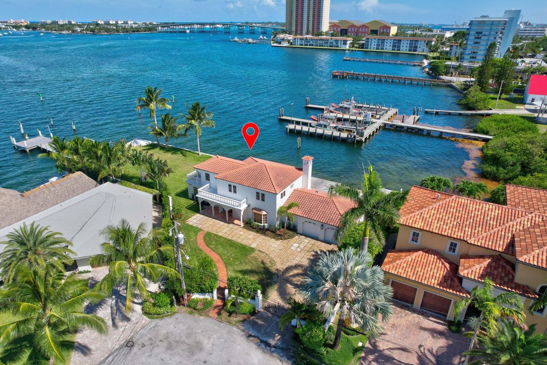 Recently Sold: $3,000,000 (4 beds, 2 baths, 2796 Square Feet)