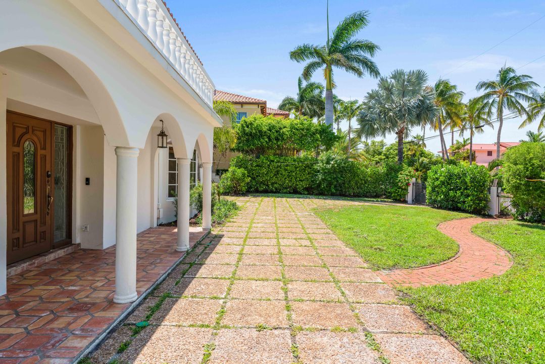 Recently Sold: $3,000,000 (4 beds, 2 baths, 2796 Square Feet)