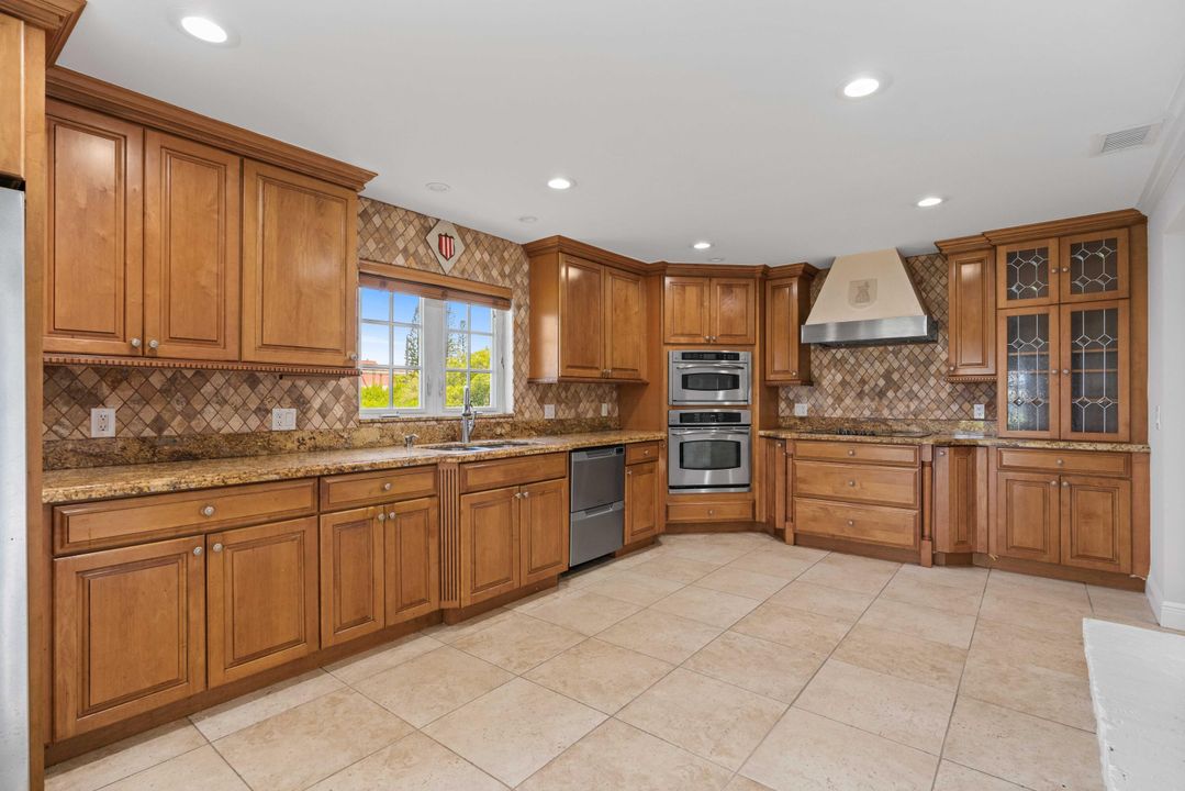 Recently Sold: $3,000,000 (4 beds, 2 baths, 2796 Square Feet)