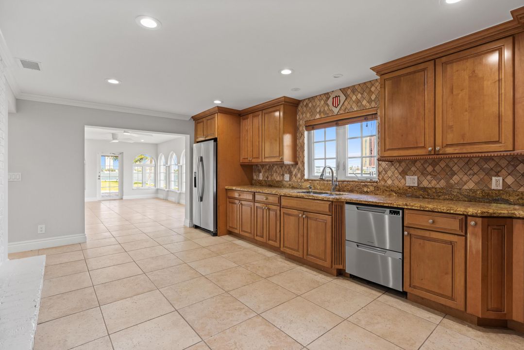 Recently Sold: $3,000,000 (4 beds, 2 baths, 2796 Square Feet)