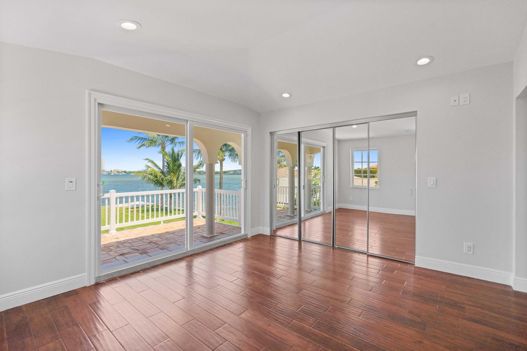 Recently Sold: $3,000,000 (4 beds, 2 baths, 2796 Square Feet)