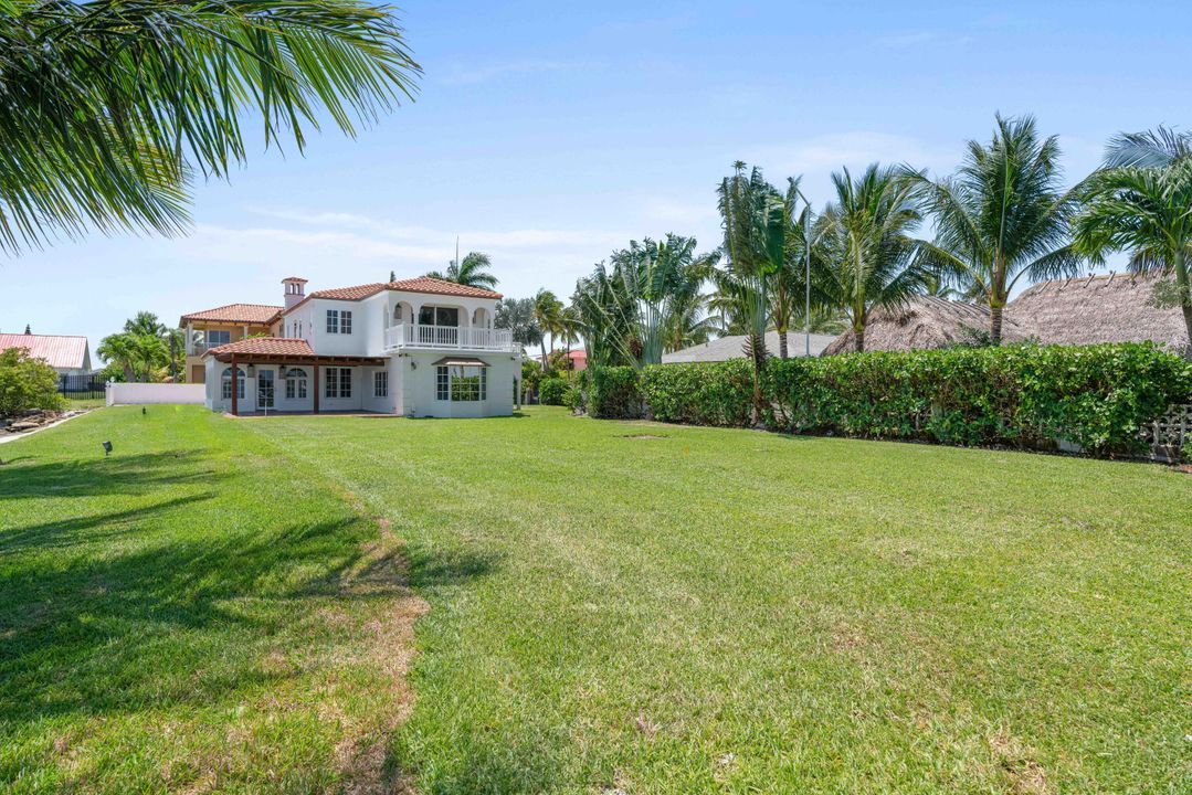 Recently Sold: $3,000,000 (4 beds, 2 baths, 2796 Square Feet)