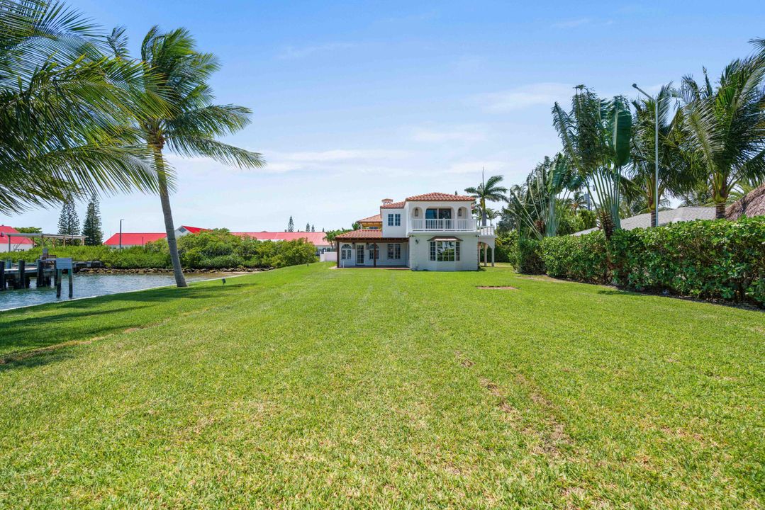 Recently Sold: $3,000,000 (4 beds, 2 baths, 2796 Square Feet)