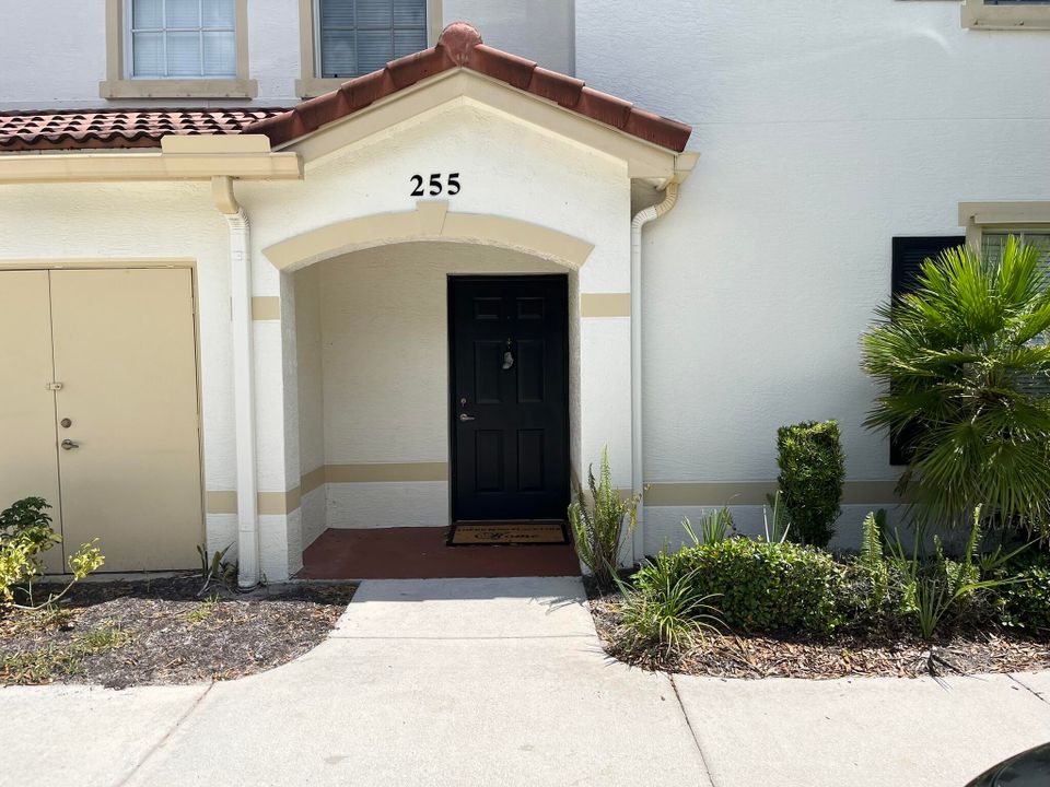 Recently Rented: $1,900 (2 beds, 2 baths, 1033 Square Feet)