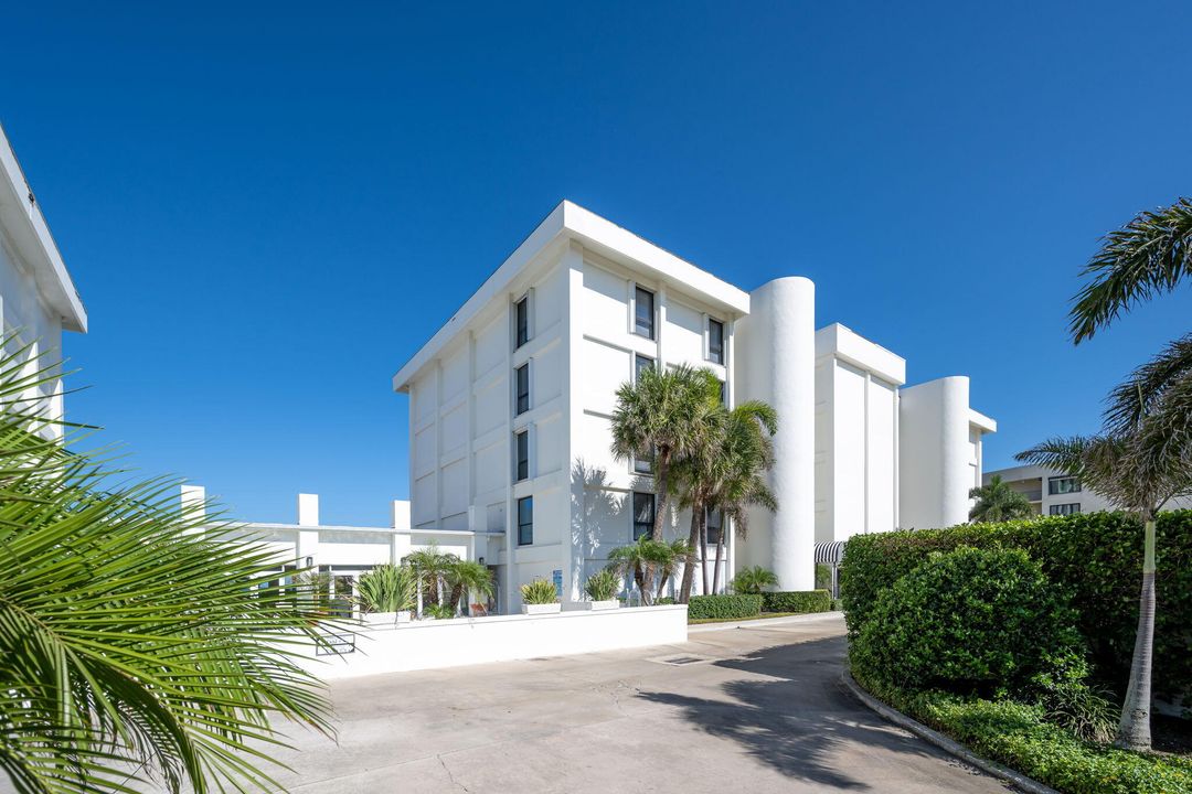 Recently Sold: $975,000 (2 beds, 2 baths, 1860 Square Feet)