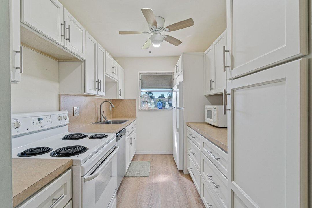 Active With Contract: $156,000 (1 beds, 1 baths, 912 Square Feet)